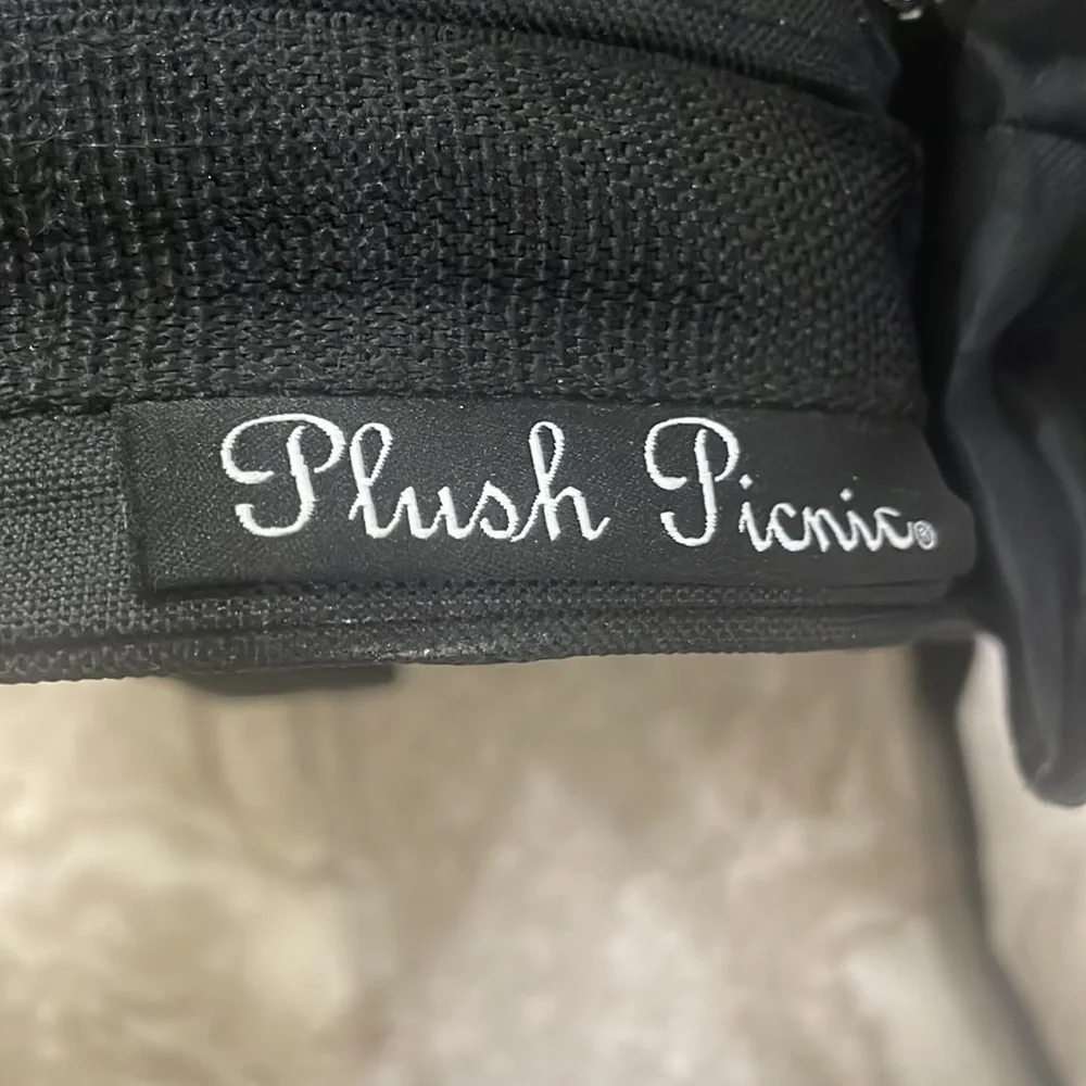 PLUSH PICNIC‎ SIGNATURE COLLECTION BACKPACK WITH PICNIC ACCESORIES